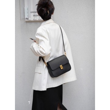 Жіноча шкіряна сумка месенджер Claire чорна фото