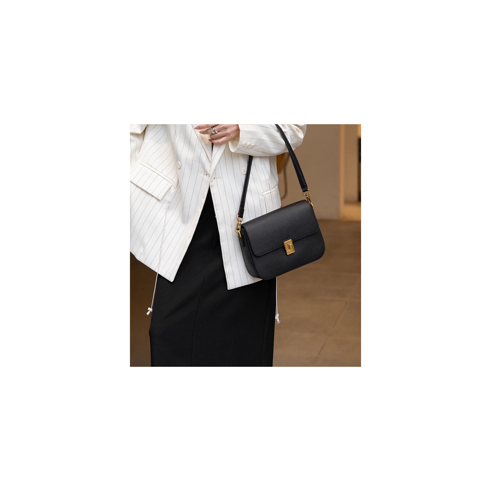 Женская кожаная сумка мессенджер Claire черная