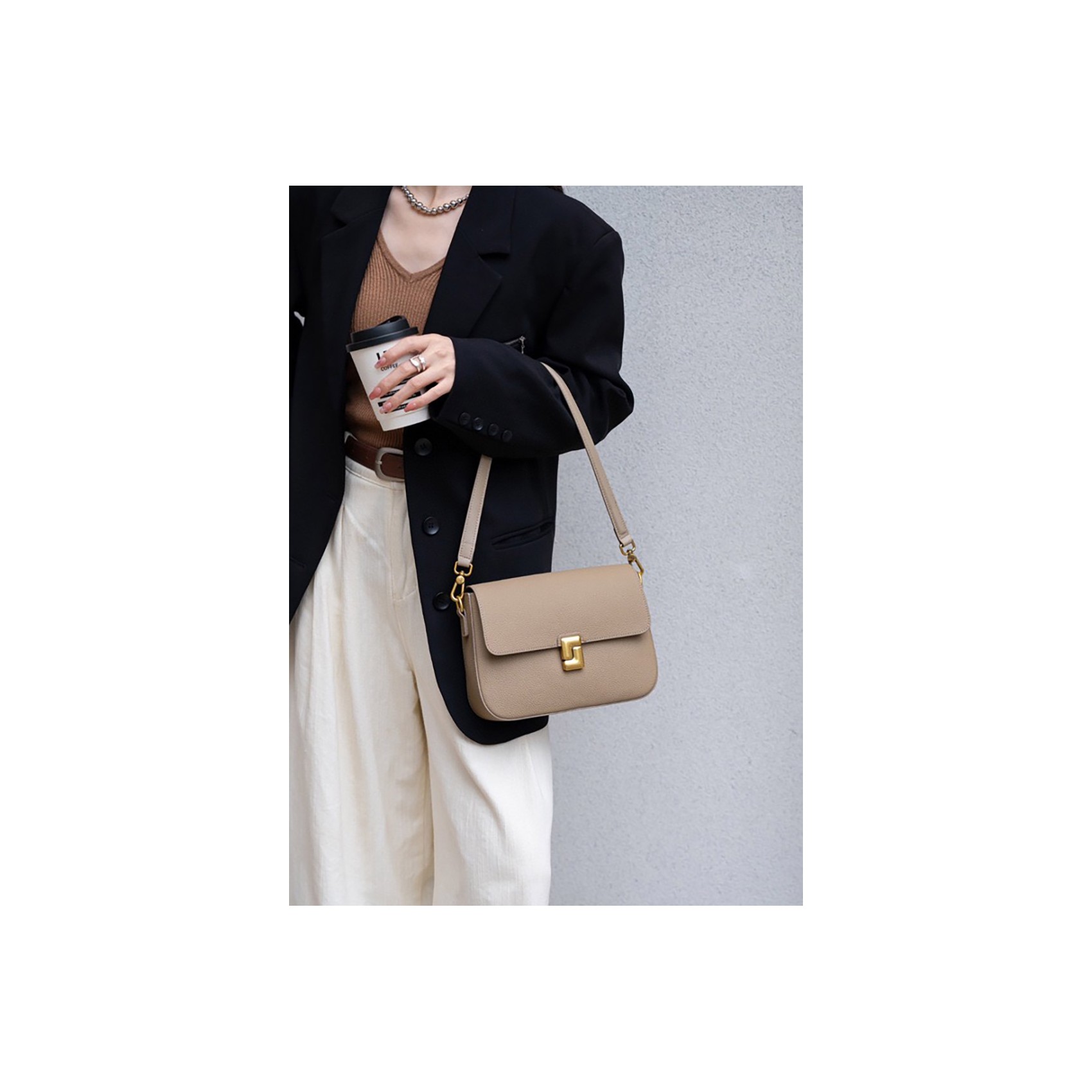 Женская кожаная сумка мессенджер Claire бежевая