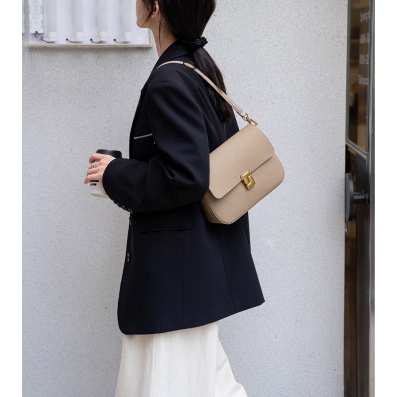 Женская кожаная сумка мессенджер Claire бежевая - 3 фото