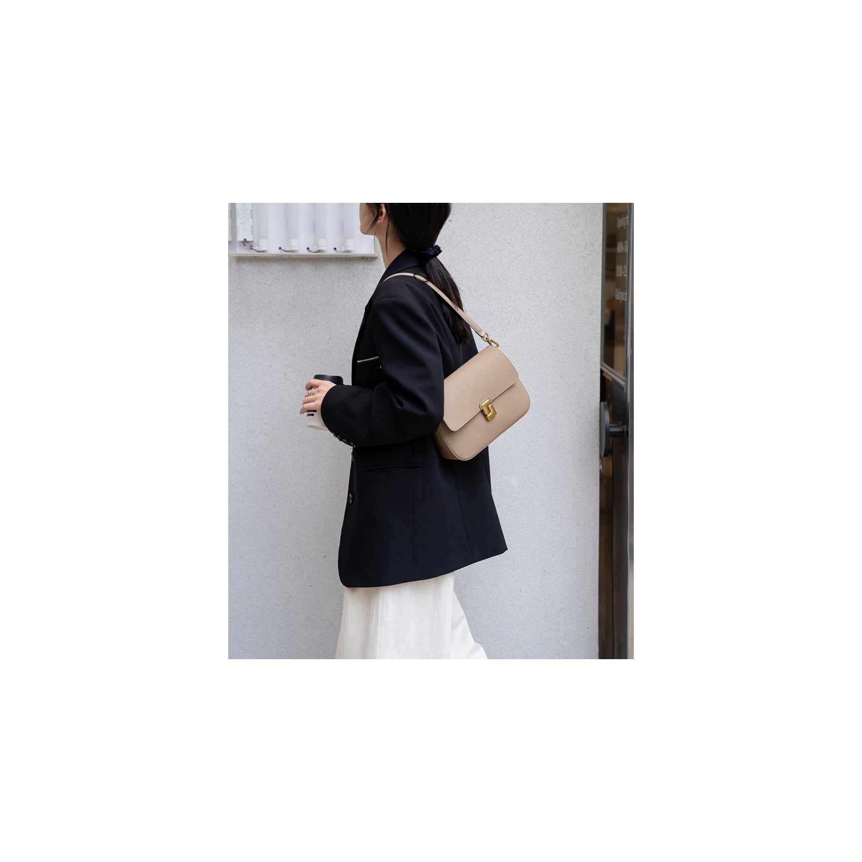 Женская кожаная сумка мессенджер Claire бежевая