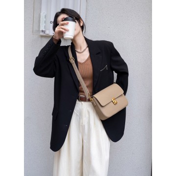 Женская кожаная сумка мессенджер Claire бежевая фото