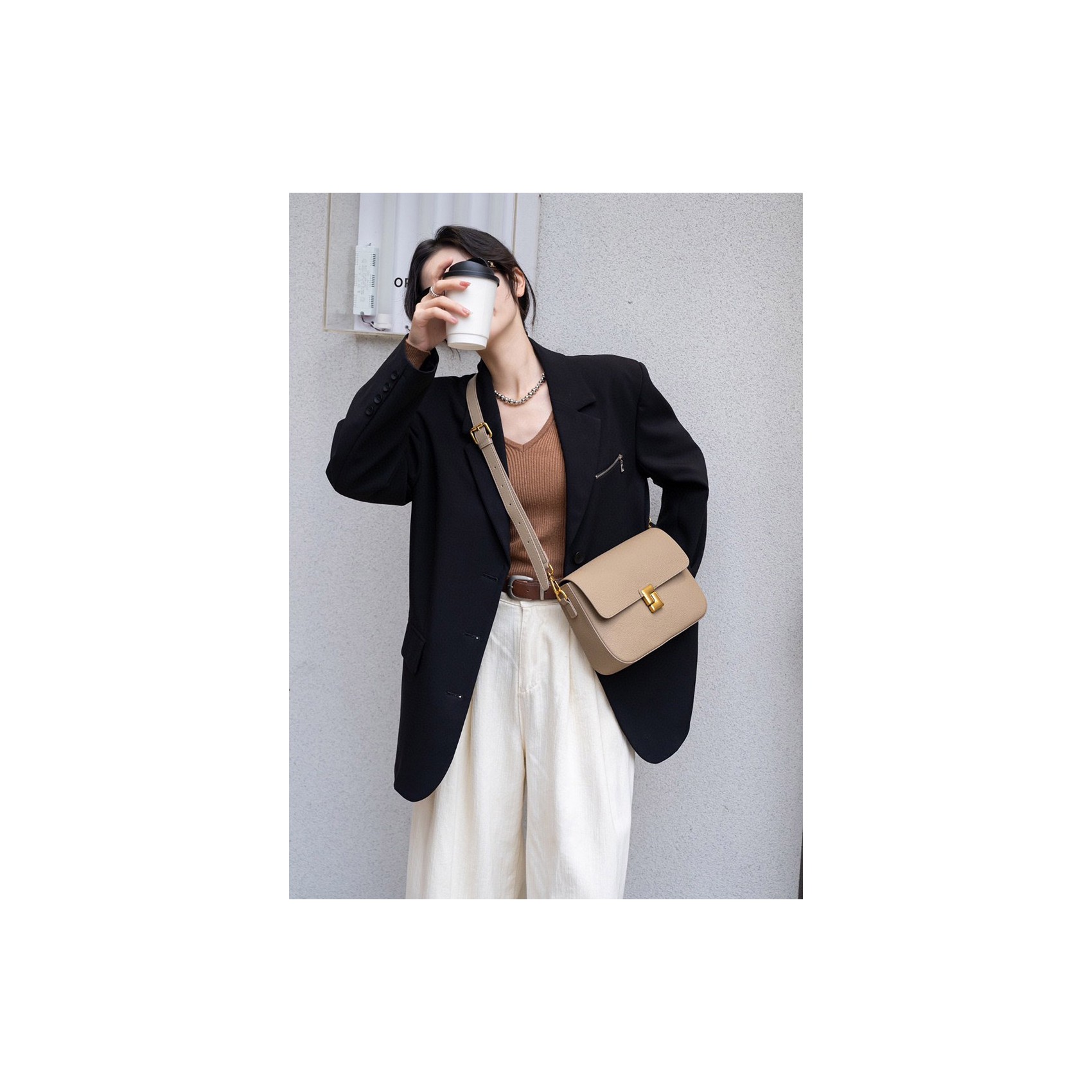 Жіноча шкіряна сумка месенджер Claire бежева