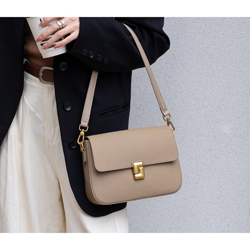 Женская кожаная сумка мессенджер Claire бежевая - 5 фото