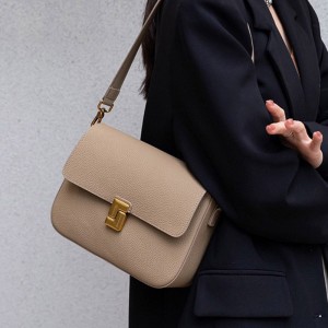 Женская кожаная сумка мессенджер Claire бежевая