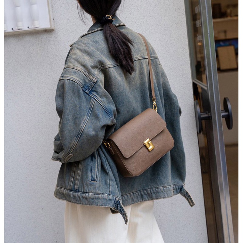 Женская кожаная сумка мессенджер Claire коричневая - 3 фото