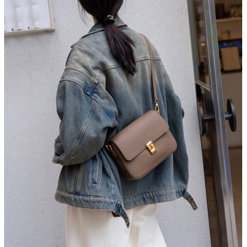 Жіноча шкіряна сумка месенджер Claire коричнева фото