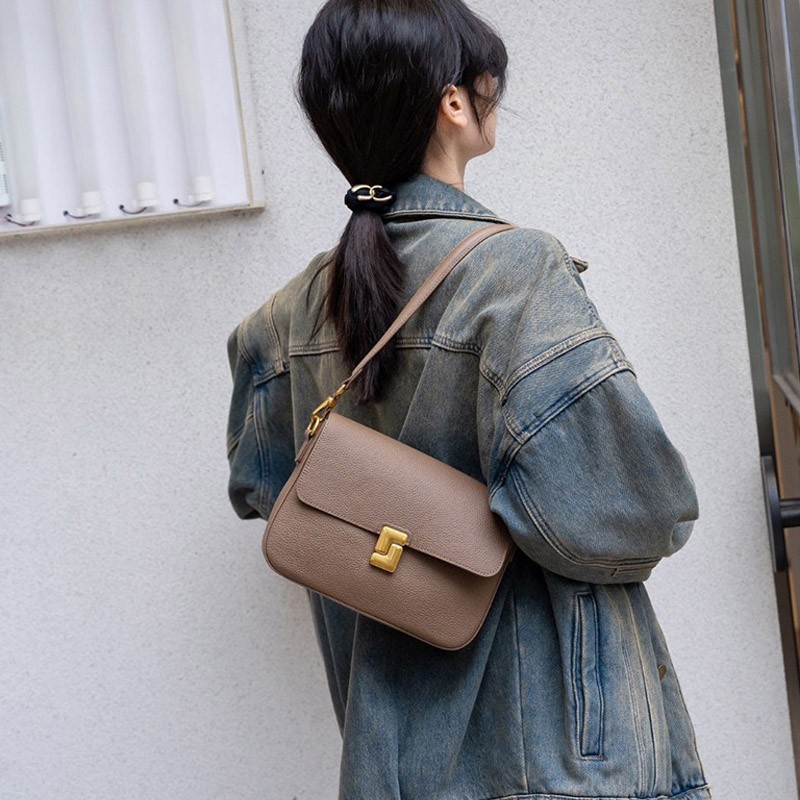 Жіноча шкіряна сумка месенджер Claire коричнева - 5 фото