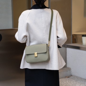 Жіноча шкіряна сумка месенджер Claire фісташкова фото