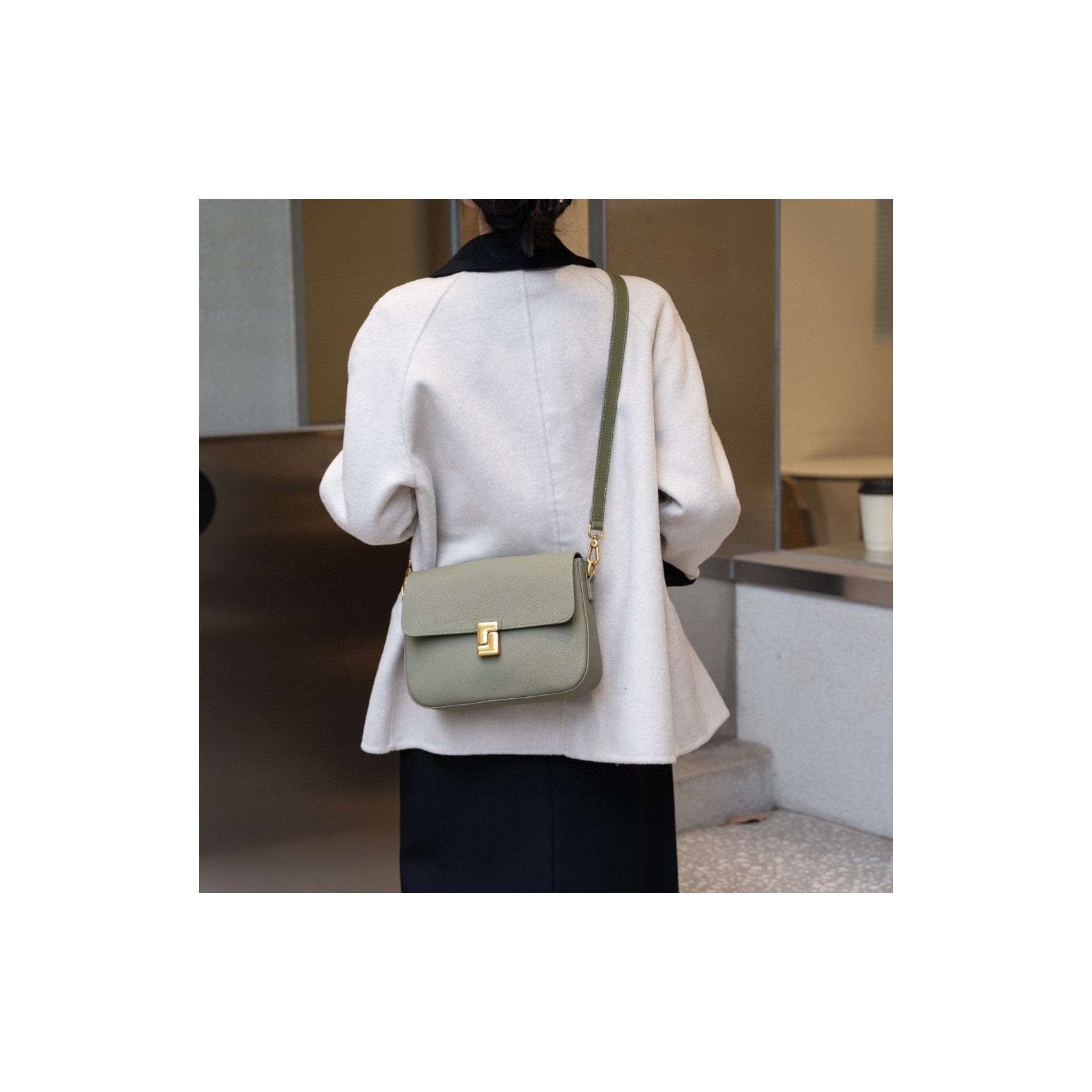 Женская кожаная сумка мессенджер Claire фисташковая