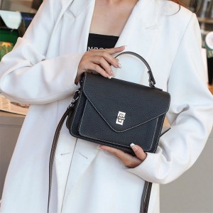 Женская кожаная сумка мессенджер Camille черная