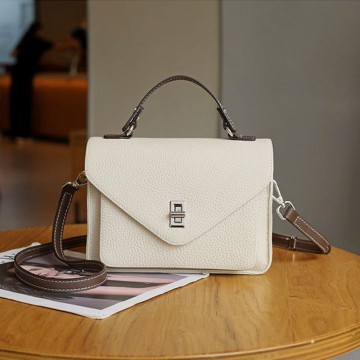 Женская кожаная сумка мессенджер Camille молочная фото