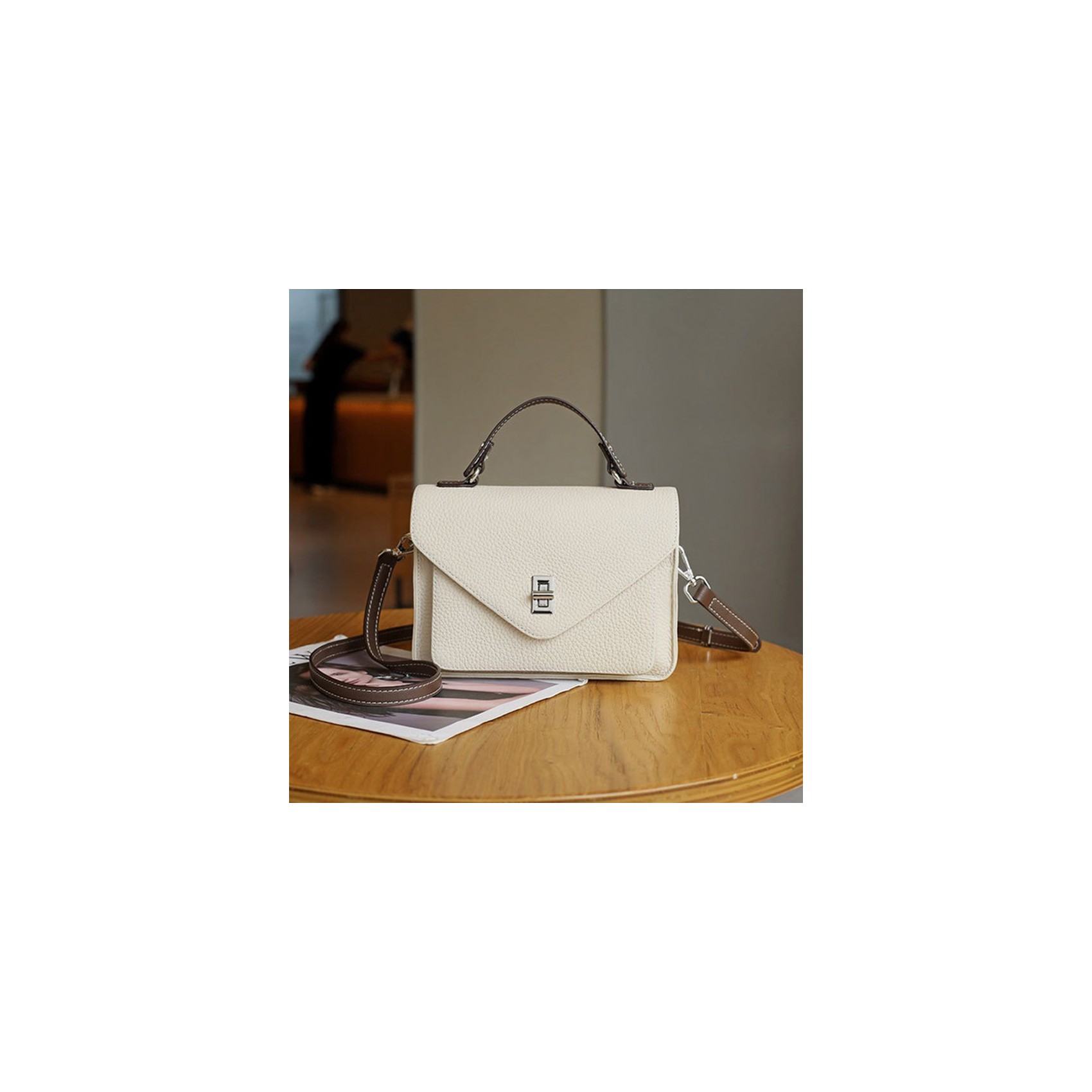 Жіноча шкіряна сумка месенджер Camille молочна