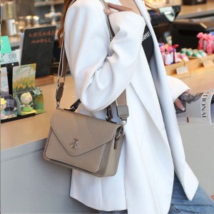 Женская кожаная сумка мессенджер Camille бежевая