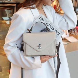 Женская кожаная сумка мессенджер Camille молочная