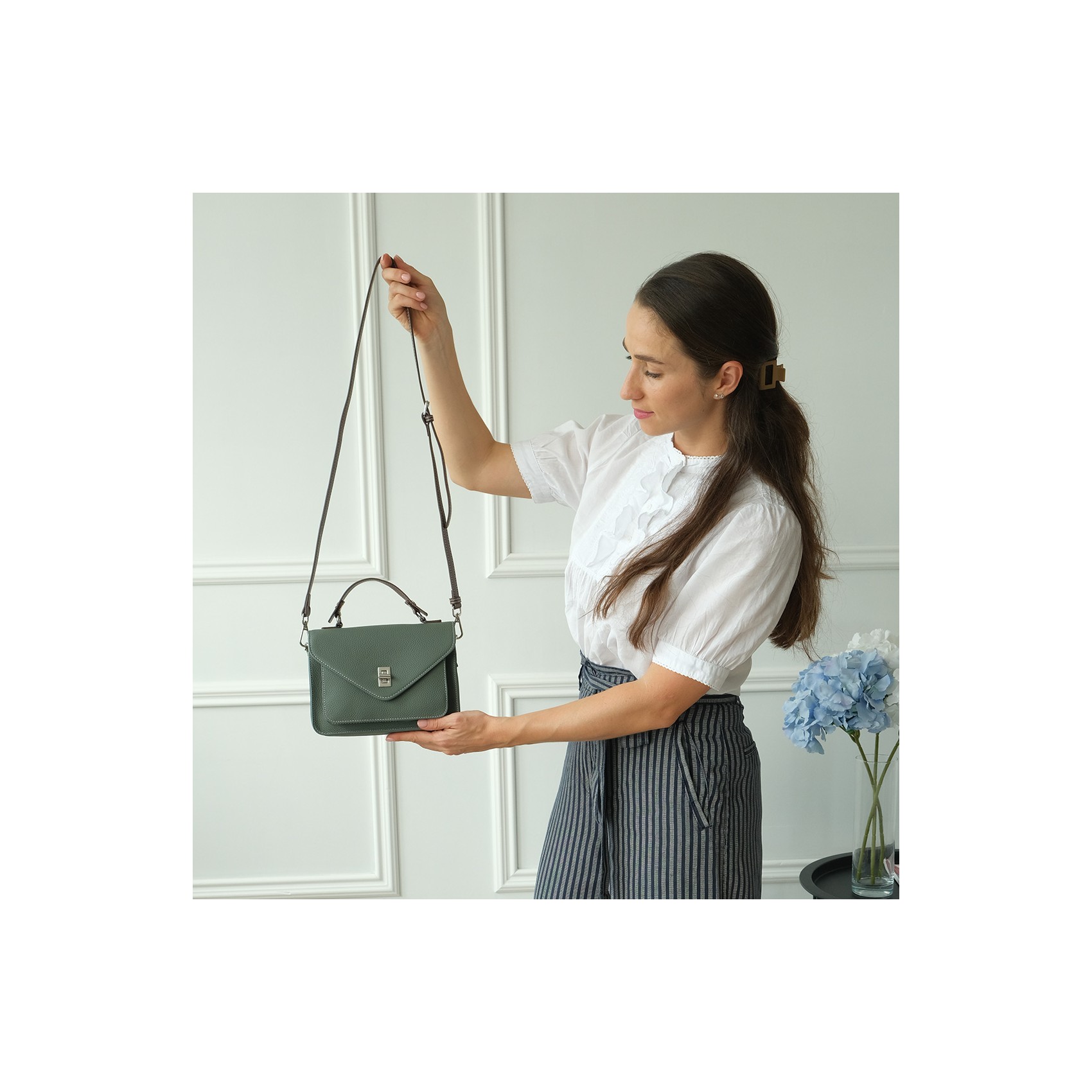 Женская кожаная сумка мессенджер Camille серо-зеленая