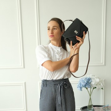 Женская кожаная сумка мессенджер Camille черная фото