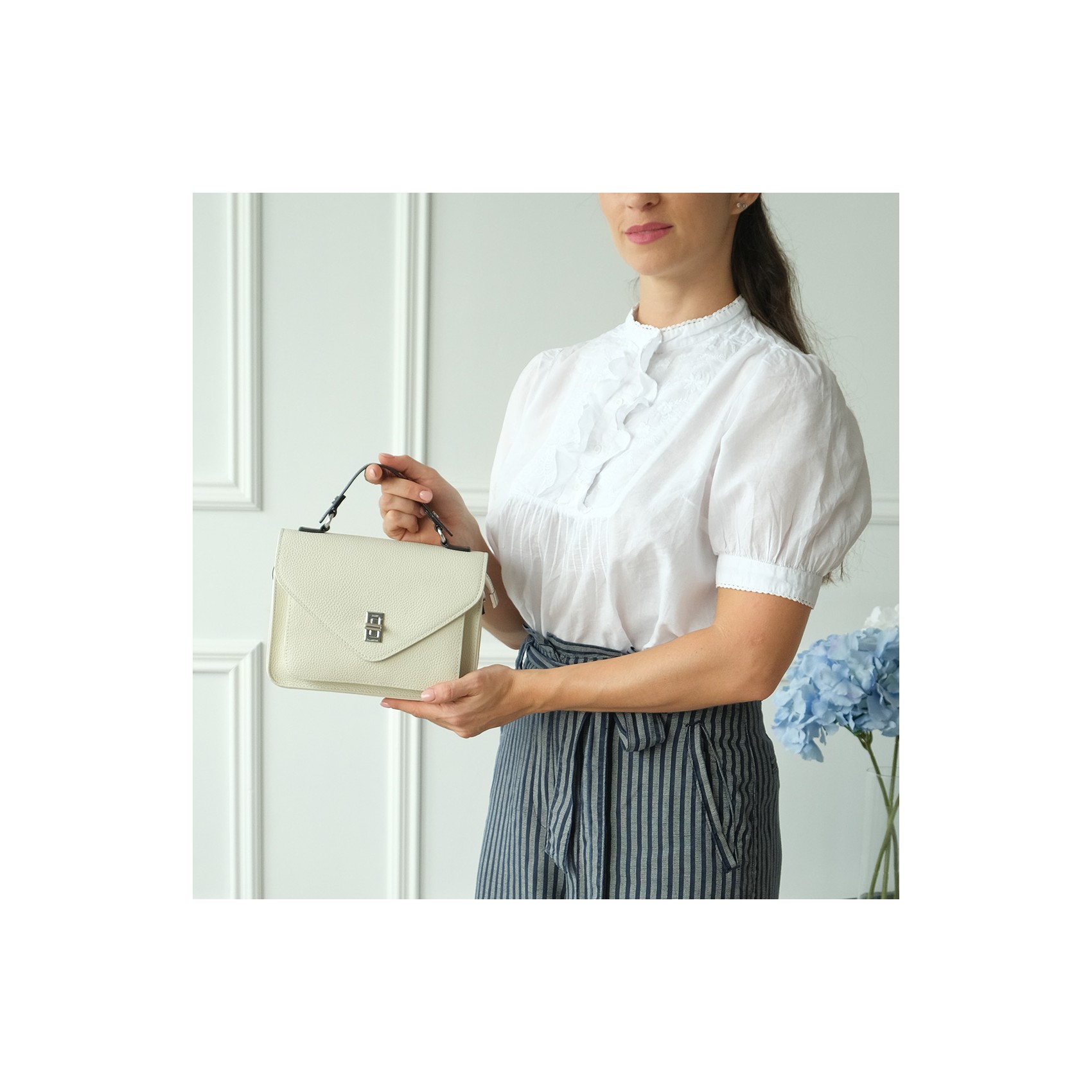 Жіноча шкіряна сумка месенджер Camille молочна