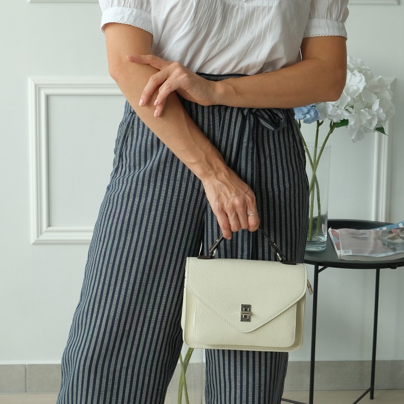 Женская кожаная сумка мессенджер Camille молочная - 2 фото