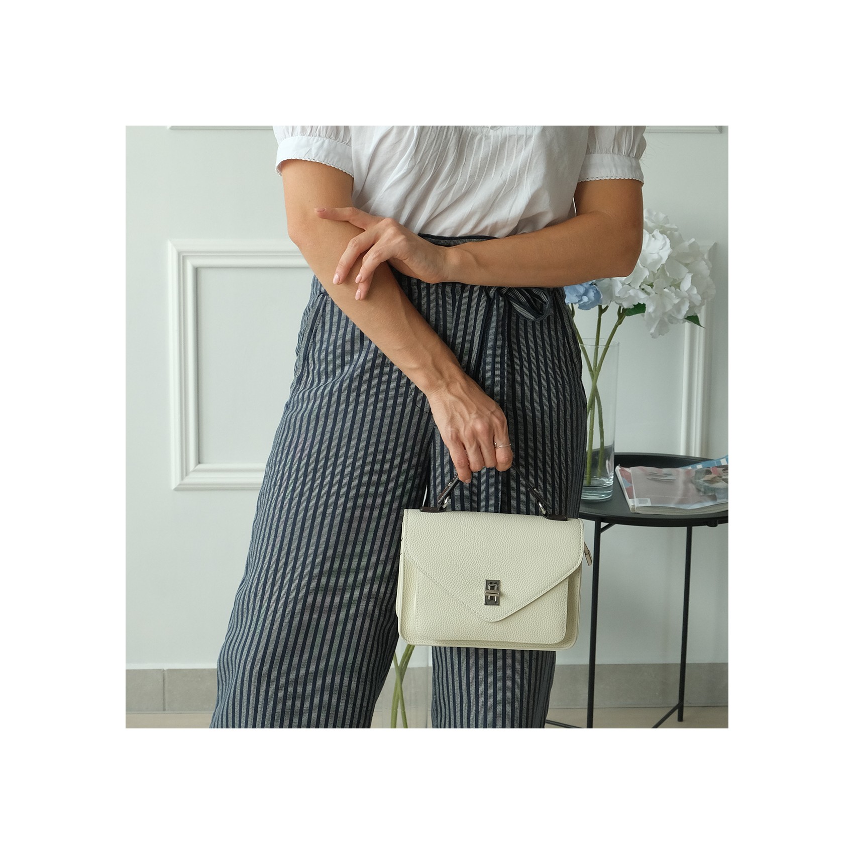 Жіноча шкіряна сумка месенджер Camille молочна