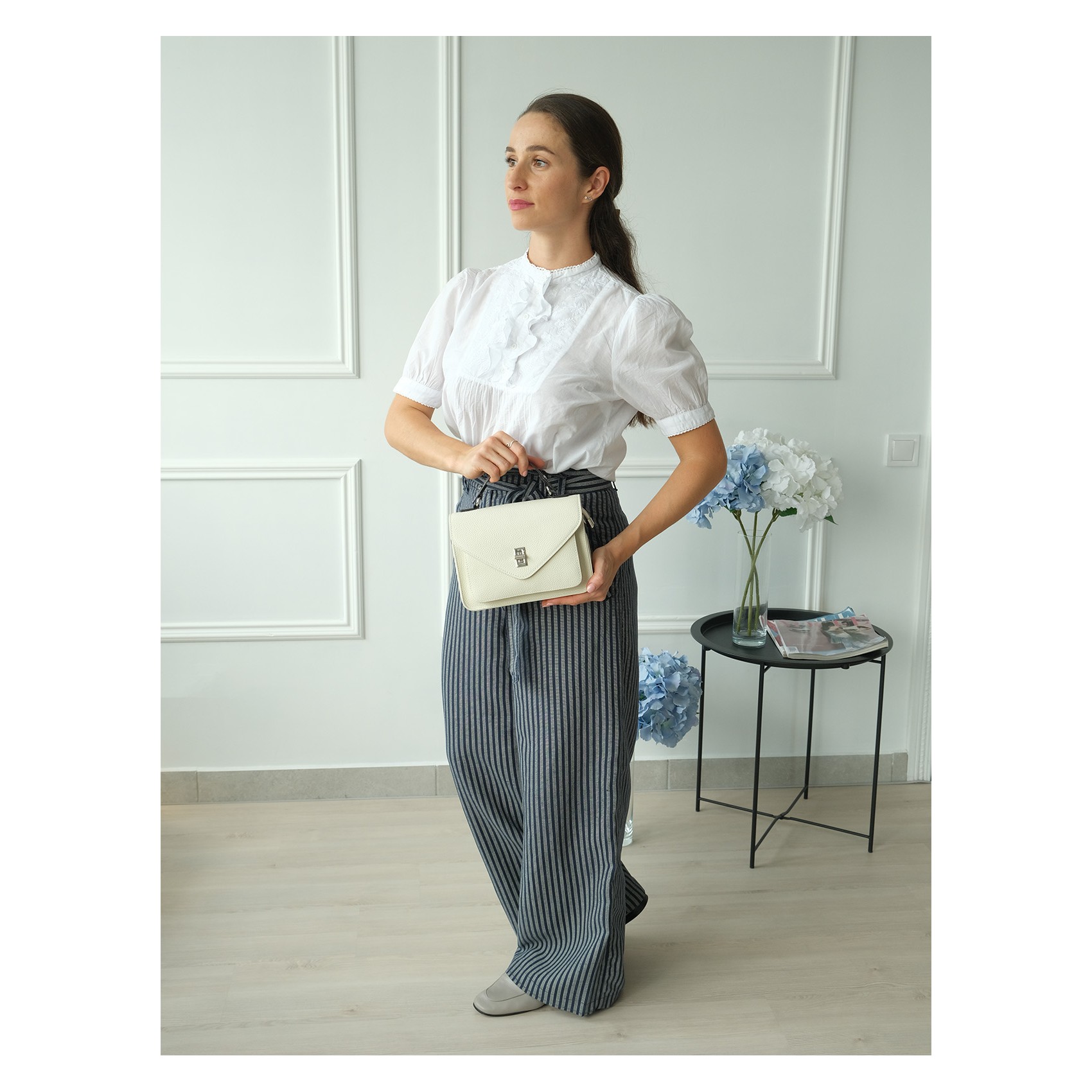 Женская кожаная сумка мессенджер Camille молочная