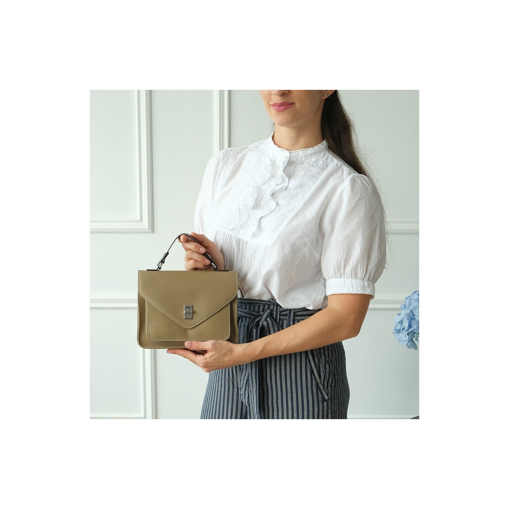 Женская кожаная сумка мессенджер Camille бежевая