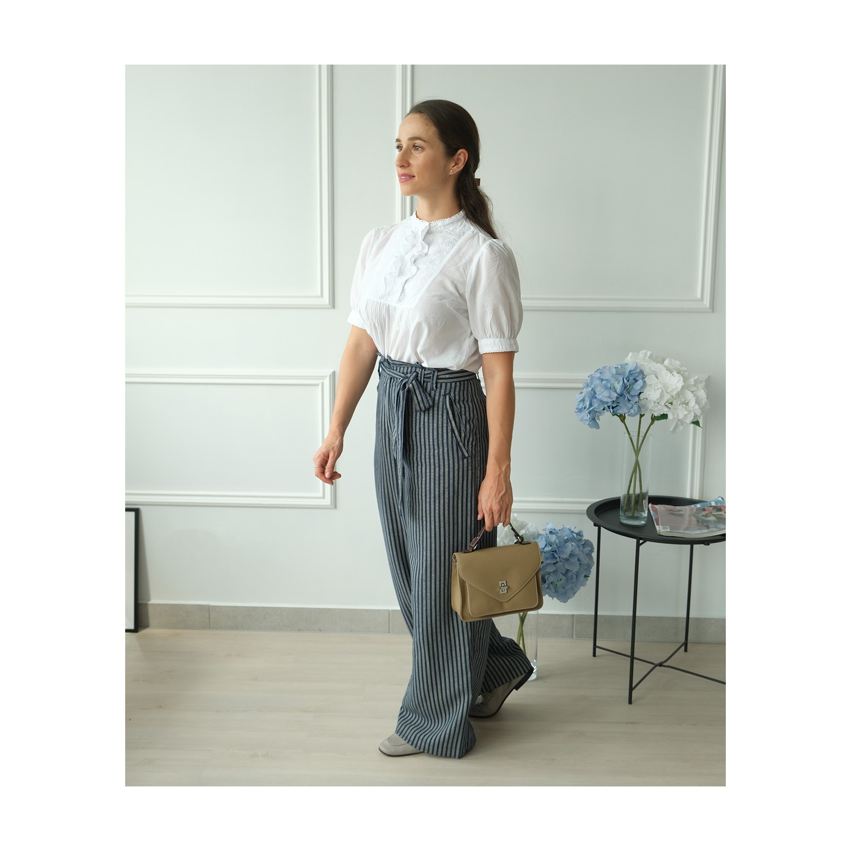 Женская кожаная сумка мессенджер Camille бежевая