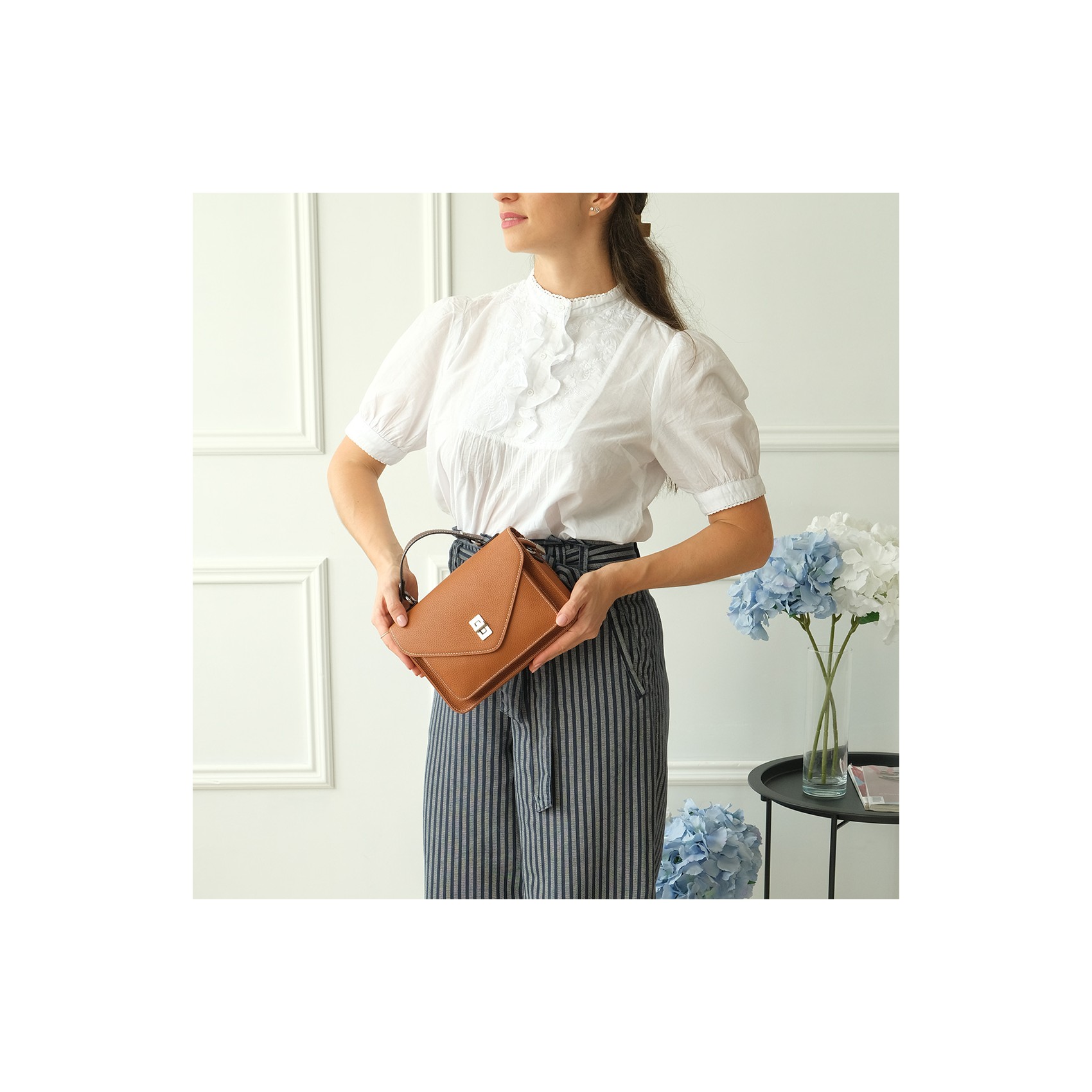 Женская кожаная сумка мессенджер Camille коричневая