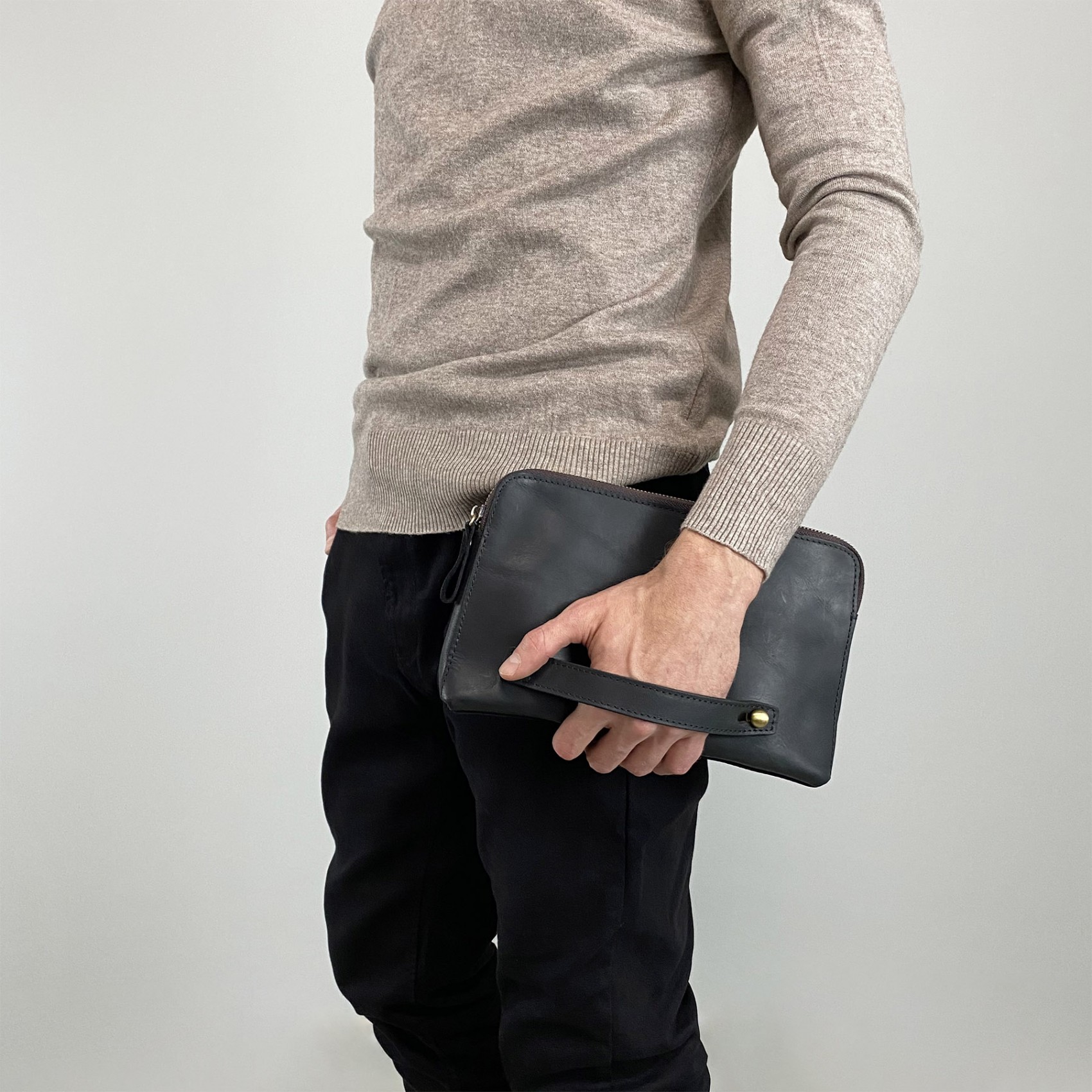 Чоловічий шкіряний месенджер Leone чорний