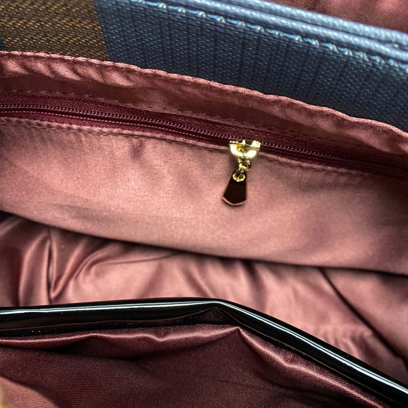 Женская классическая сумка Grace синяя с черными ручками - 10 фото