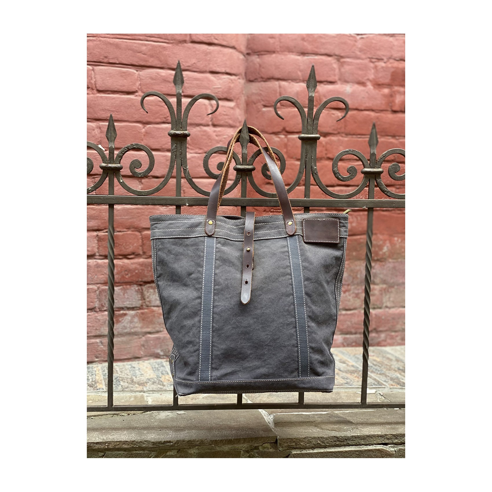 Жіноча сумка-тоут Weekend графітова