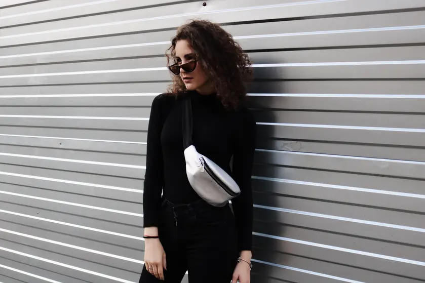 Девушка с бананкой